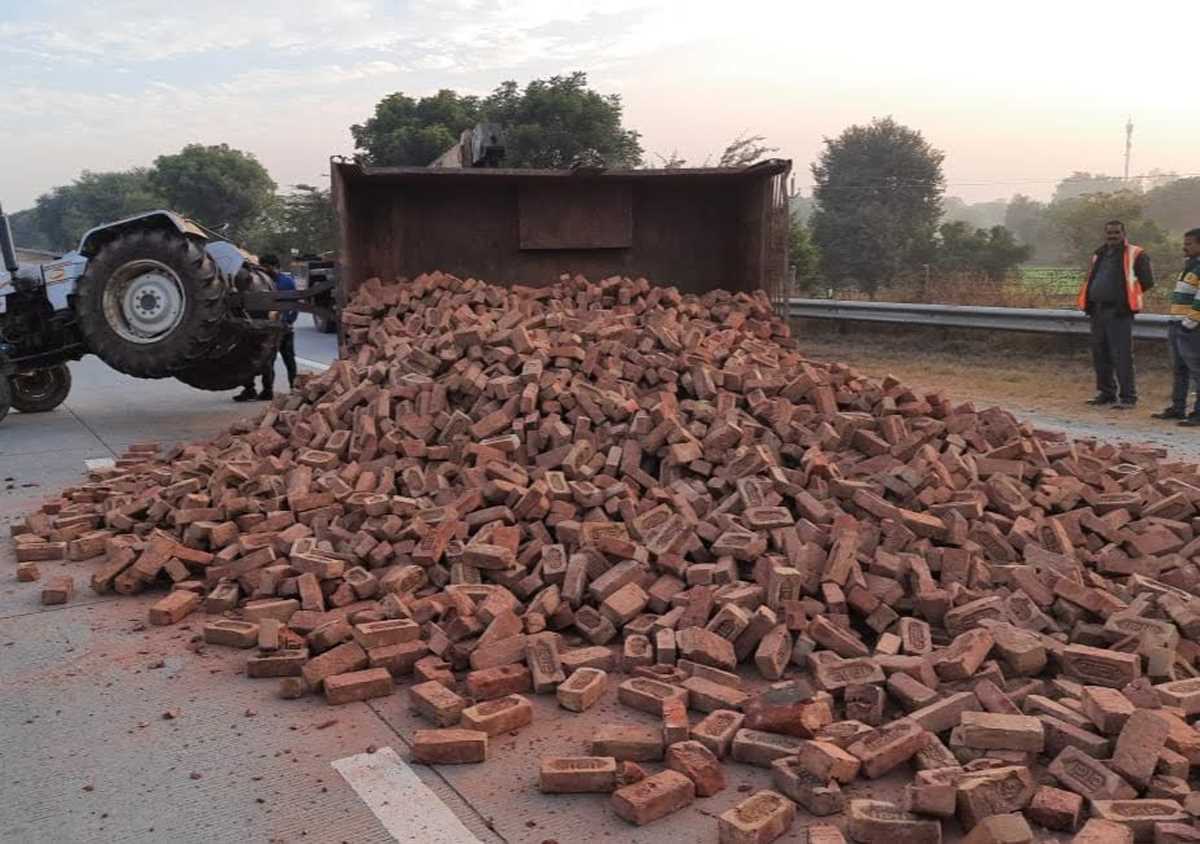 यमुना एक्सप्रेस वे पर ईंटों से लदी ट्राली पलटी यमुना एक्सप्रेस वे पर ईंटों से लदी ट्राली पलटी